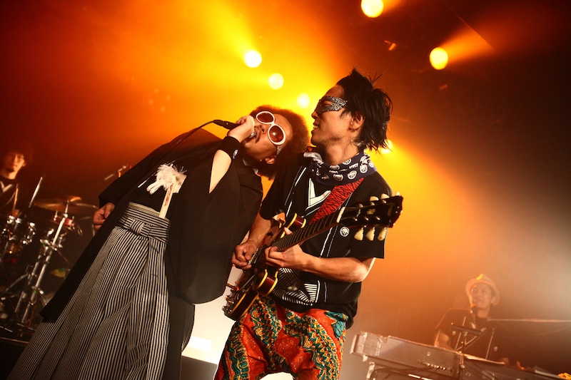 息の合ったパフォーマンスを展開するレキシ（写真左）とシャカッチ（写真右）（撮影：橋本塁）。