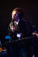 紋付き袴姿で熱唱するレキシ（撮影：橋本塁）。