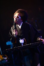 紋付き袴姿で熱唱するレキシ（撮影：橋本塁）。