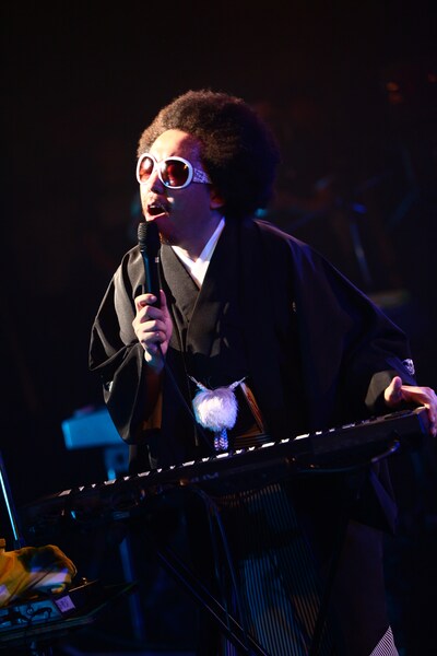 紋付き袴姿で熱唱するレキシ（撮影：橋本塁）。