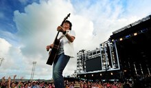 沖縄公演「やっとなんだ、本当なんだ、夢じゃないんだ！福山☆真夏の初体験THE LIVE BANG!! in 沖縄」の様子。