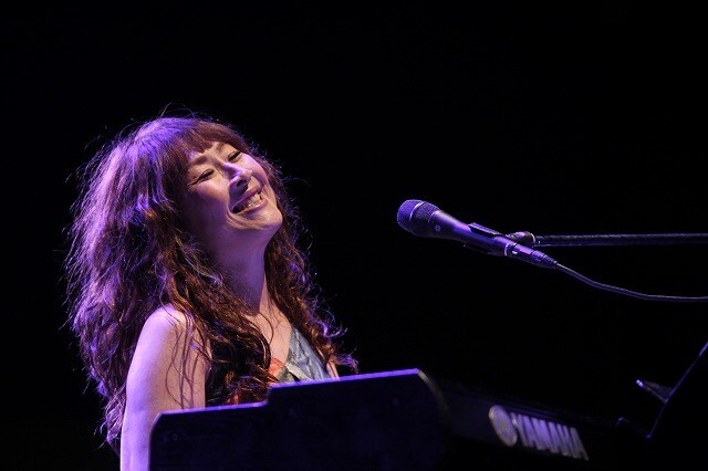 yanokamiのライブでの矢野顕子。