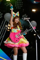 写真は5月5日に行われたライブ「10元突破！SHOKO NAKAGAWA LV UP LIVE 超☆野音祭」日比谷野外大音楽堂公演の様子。