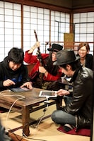 「百鬼大戦絵巻」を真剣にプレイする出演者たち。（撮影：西槇太一）