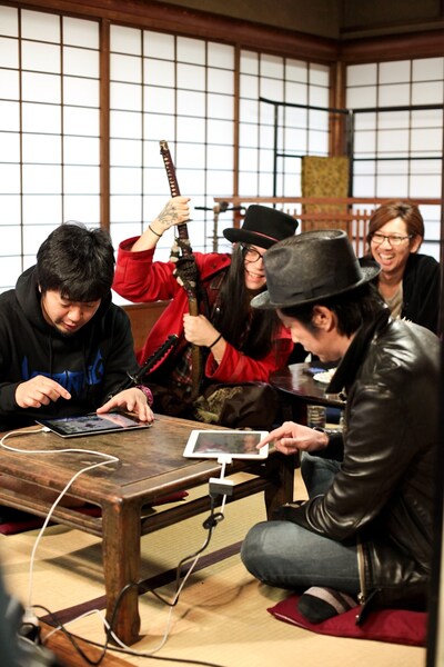 「百鬼大戦絵巻」を真剣にプレイする出演者たち。（撮影：西槇太一）