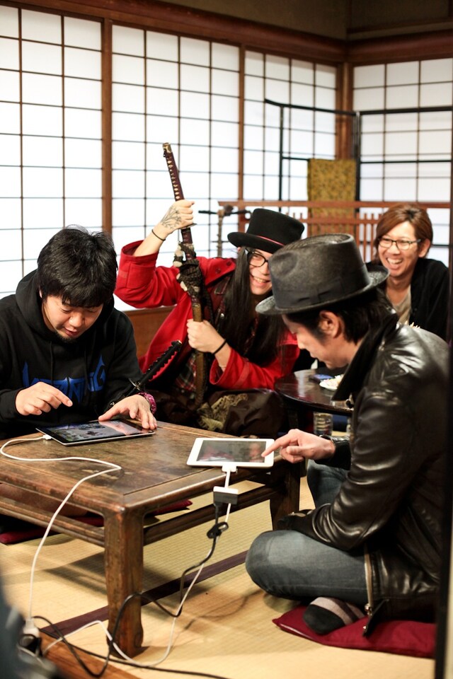 「百鬼大戦絵巻」を真剣にプレイする出演者たち。（撮影：西槇太一）