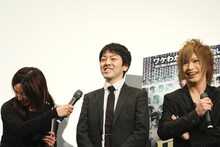 「映画『ロボット』キャッチコピー選手権」に応募したリスナーにインタビューする鬼龍院翔と箱崎みどり。