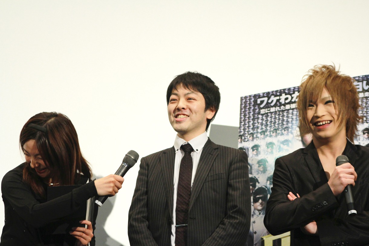 「映画『ロボット』キャッチコピー選手権」に応募したリスナーにインタビューする鬼龍院翔と箱崎みどり。