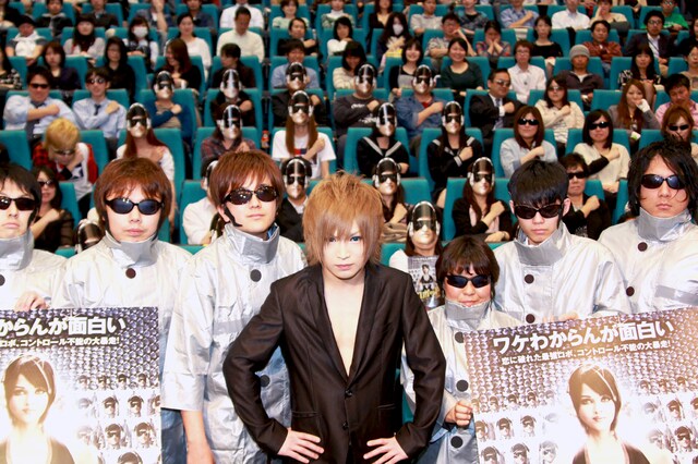 試写会直前には観客と一緒に記念撮影も。