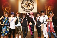 写真は「歌詞選抜“風”選挙」の模様。左から青明寺浦正、雪村涼真、愛刃健水、緑川狂平、武器屋桃太郎、瀬斗光黄、流原蓮次、赤園虎次郎。