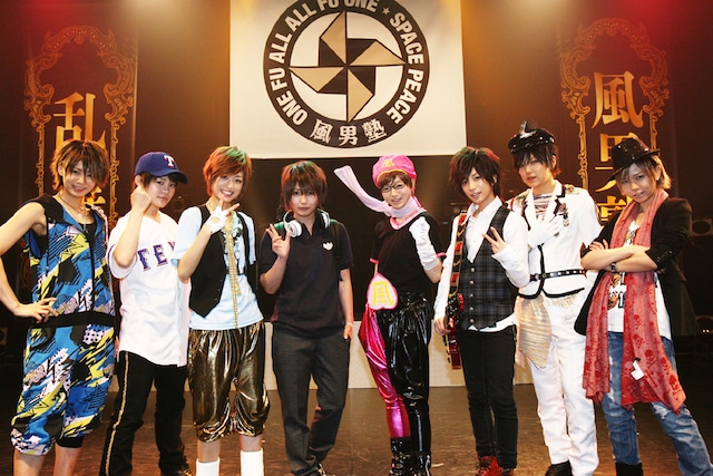 写真は「歌詞選抜“風”選挙」の模様。左から青明寺浦正、雪村涼真、愛刃健水、緑川狂平、武器屋桃太郎、瀬斗光黄、流原蓮次、赤園虎次郎。