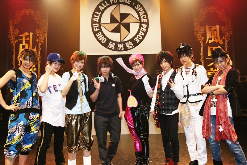 写真は「歌詞選抜“風”選挙」の模様。左から青明寺浦正、雪村涼真、愛刃健水、緑川狂平、武器屋桃太郎、瀬斗光黄、流原蓮次、赤園虎次郎。