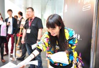 変顔でチラシを配る高城れに。