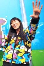 「ももクロ大冒険」を訪れたファンに「行くぜっ！怪盗少女」の振り付けを指導する高城れに。