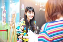 笑顔でチラシを配る高城れに。