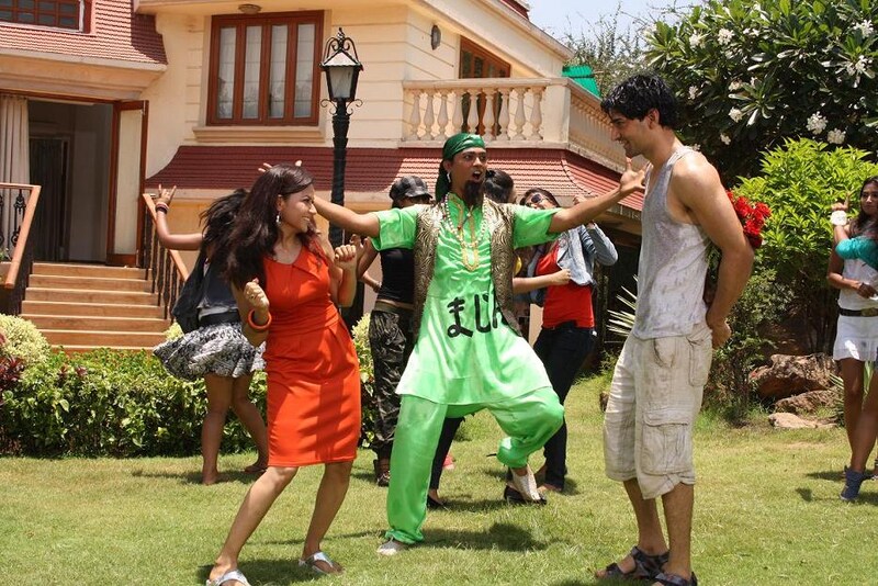 ビデオクリップ「OH!!!! 迷惑!!!!」からのワンシーン。