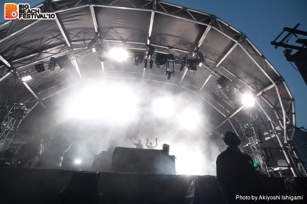 「BIG BEACH FESTIVAL '10」でのTHE CHEMICAL BROTHERSのパフォーマンス。