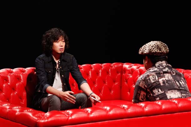 斉藤和義（写真左）