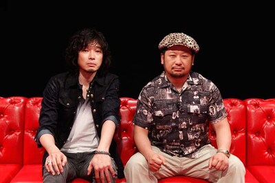 「ゲストとゲスト」より斉藤和義（写真左）とケンドーコバヤシ（右）。