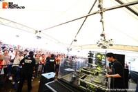 「BIG BEACH FESTIVAL '10」での大沢伸一のパフォーマンス。