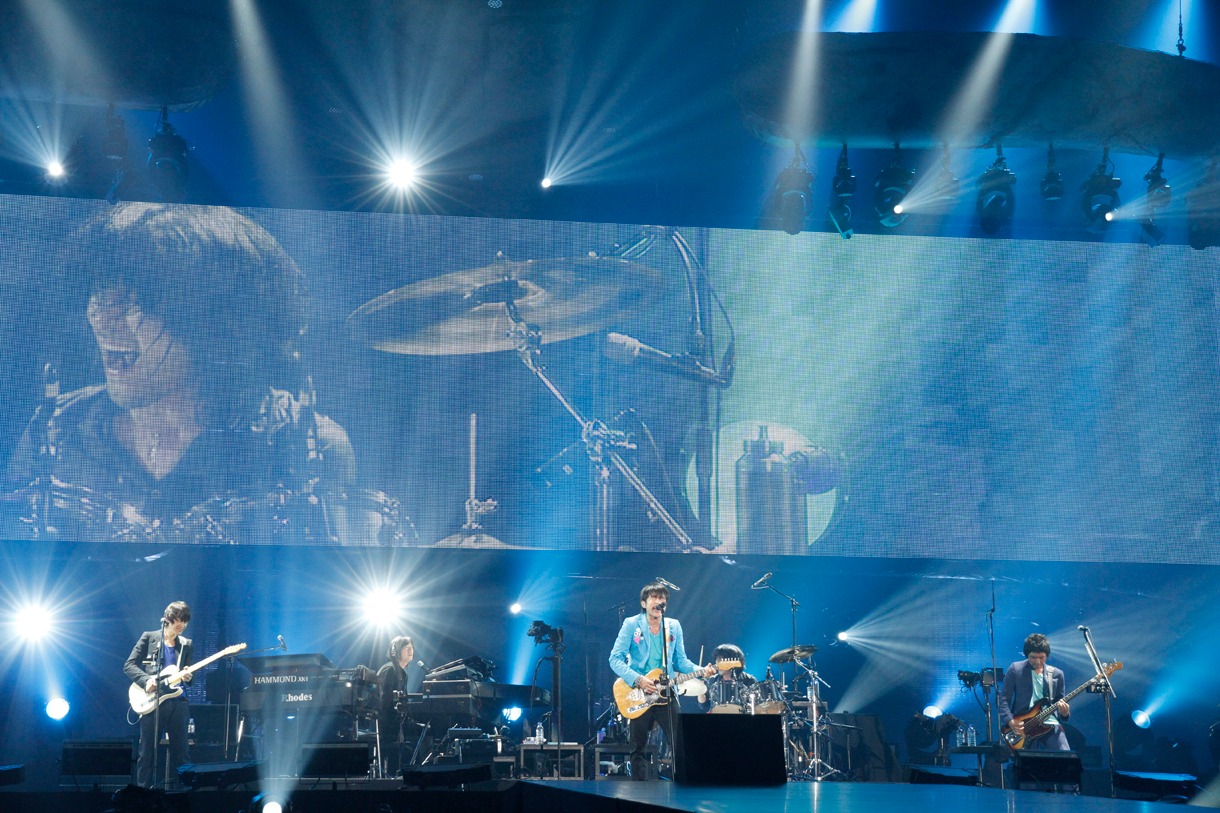 写真は「MR.CHILDREN TOUR 2012 POPSAURUS」5月10日公演の様子。