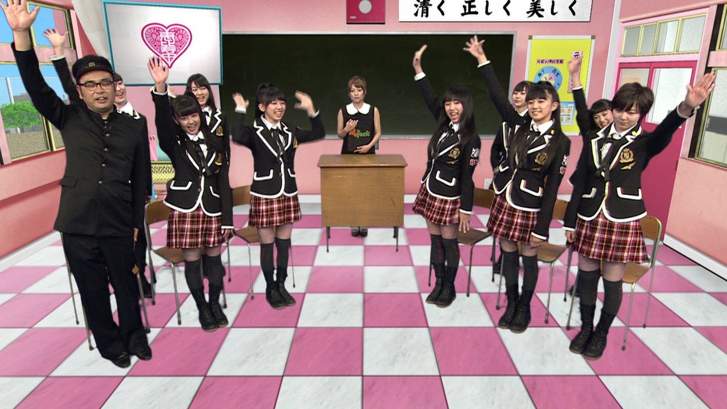 元気に挨拶する私立恵比寿中学の生徒たち。