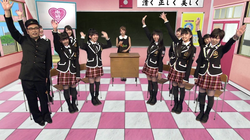 元気に挨拶する私立恵比寿中学の生徒たち。