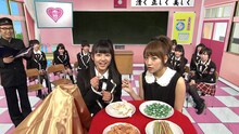 給食の時間は、原材料が伏せられたおつまみをアイドルらしく食べる2人1組の対決に。瑞季はたかみな先生とペアで挑戦。