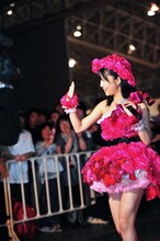 ファンに挨拶をしながら会場入りする指原莉乃。