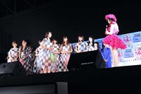 指原莉乃（写真右）に数々のお願いごとをする乃木坂46のメンバー。