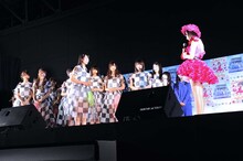 指原莉乃（写真右）に数々のお願いごとをする乃木坂46のメンバー。