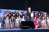 釘宮磐大分市長（写真中央）を囲みフォトセッションに臨む、指原莉乃と乃木坂46。