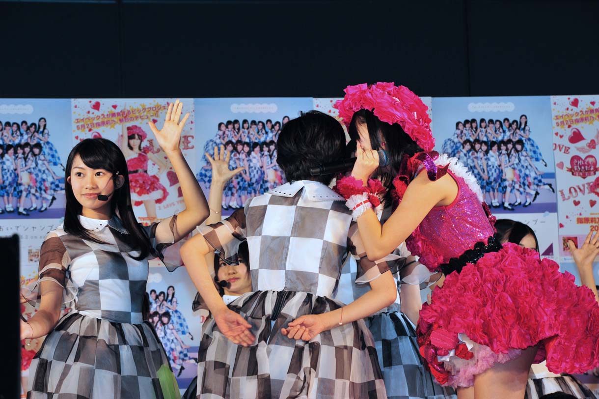 「おいでシャンプー」をパフォーマンスする指原莉乃と乃木坂46。