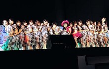 「おいでシャンプー」をパフォーマンスする指原莉乃と乃木坂46。