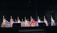 「それでも好きだよ」をパフォーマンスする指原莉乃と乃木坂46。