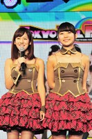 アイドリング!!!。写真左から遠藤舞、朝日奈央。