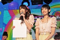 SUPER☆GiRLS。写真左から八坂沙織、勝田梨乃。