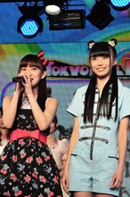 Cheeky Parade。写真左から関根優那、溝呂木世蘭。