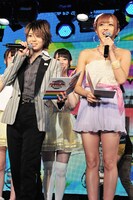 司会を務めた青明寺浦正（写真左）、菊地亜美（右）。