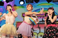 SUPER☆GiRLSの新曲「プリプリ SUMMERキッス」を勝田梨乃（写真左）、関根優那（右）と踊る菊地亜美（中央）。