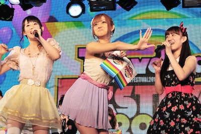 SUPER☆GiRLSの新曲「プリプリ SUMMERキッス」を勝田梨乃（写真左）、関根優那（右）と踊る菊地亜美（中央）。