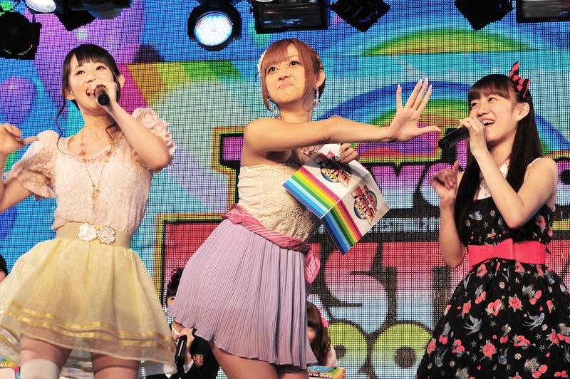 SUPER☆GiRLSの新曲「プリプリ SUMMERキッス」を勝田梨乃（写真左）、関根優那（右）と踊る菊地亜美（中央）。