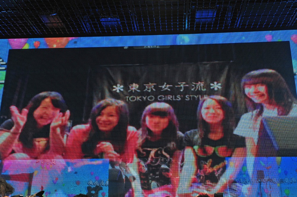 Skypeで会見に参加した東京女子流。