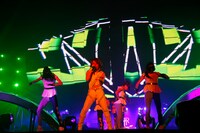 女性ダンサーを従えて、本格的なダンスを見せる西川貴教（中央）。