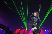 ライブ後半では黒のレザースーツに着替えて熱唱。