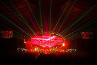 レーザーや特効が飛び交うド派手な演出で、楽曲の魅力がさらに際立つ。