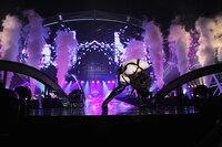 ライブ終盤、全身の力を振り絞るように絶唱する西川貴教。