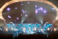 アンコール「LIGHT MY FIRE」では、大量の紙吹雪がフロア上空を埋め尽くした。