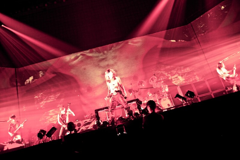 2010年1月に行われた日本武道館公演「UROBOROS -with the proof in the name of living...-」の様子。