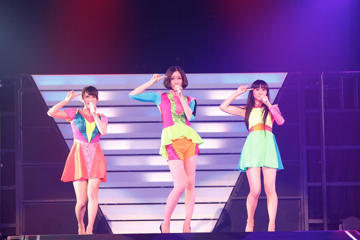 1回目の早着替え後のPerfume。衣装はブラックライトを浴びると暗闇で光る。